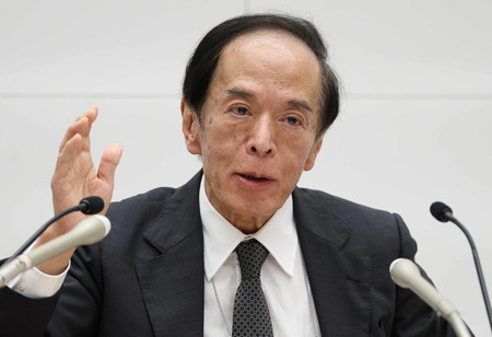 金融政策決定会合を終えて、記者会見する日銀の植田和男総裁＝１４日午後、日銀本店