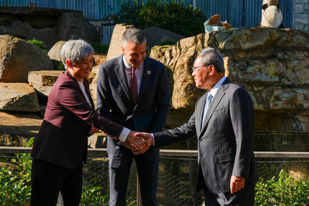 １６日、オーストラリア南部アデレードの動物園でウォン外相（左）と握手を交わす中国の李強首相（右）（ＡＦＰ時事）