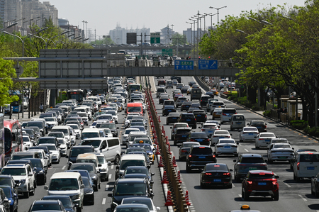 北京市内を走る車（ＡＦＰ時事）