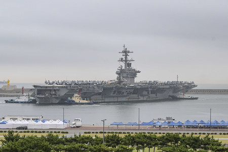 ２２日、韓国南部釜山に入港した米海軍の原子力空母「セオドア・ルーズベルト」（韓国海軍提供・時事）