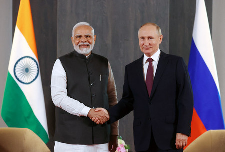 ロシアのプーチン大統領（右）とインドのモディ首相＝２０２２年９月、ウズベキスタン南部サマルカンド（ＡＦＰ時事）