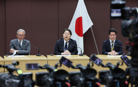 拉致問題に関するオンライン国連シンポジウムで発言する林芳正官房長官（中央）。右は拉致被害者家族会代表の横田拓也さん＝２７日午後、東京都千代田区