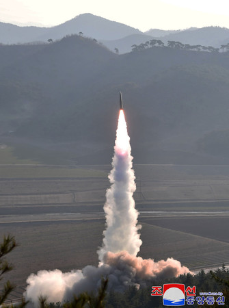 北朝鮮の「ＫＮ２３」と推定される短距離弾道ミサイル＝２０２３年３月、撮影場所不明（朝鮮通信・時事）