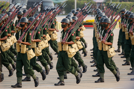 行進するミャンマー国軍兵士＝２０２１年３月、ネピドー（ＥＰＡ時事）