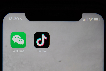 スマートフォンに表示された微信（ウィーチャット、左）とＴｉｋＴｏｋ（ティックトック）のアイコン（ＥＰＡ時事）