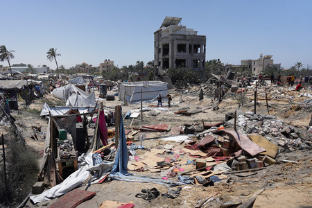 １３日、パレスチナ自治区ガザ南部のマワシ地区で、イスラエル軍の空爆により破壊されたテント（ＡＦＰ時事）