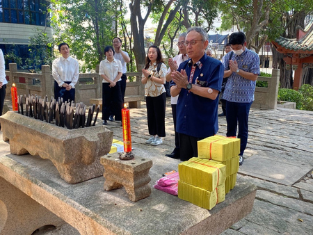 中国福建省福州市の琉球人墓苑で手を合わせる沖縄県の玉城デニー知事（右手前）＝２０２３年７月（同県提供）