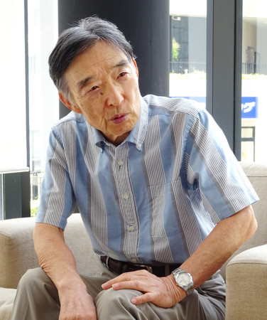 インタビューに答える岩田規久男・元日銀副総裁＝９日、横浜市