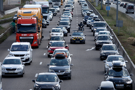 フランス・ボルドー近郊の高速道路を走る車＝１３日（ＡＦＰ時事）