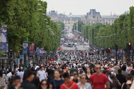 凱旋門付近から望むシャンゼリゼ通り＝１４日、フランス・パリ