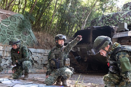 ２２日、澎湖諸島で台湾軍最大の定例軍事演習「漢光演習」に参加する兵士（台湾軍当局提供）（ＡＦＰ時事）