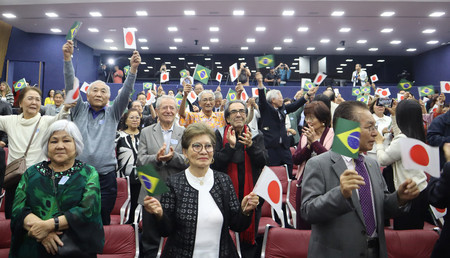 ２５日、ブラジリアで、ブラジル政府による謝罪後に日本とブラジルの国旗を振る傍聴者ら