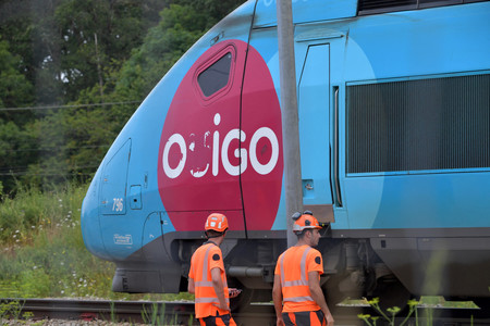 フランス国鉄の高速鉄道（ＴＧＶ）の走行を確認する作業員＝２６日、北部シャルトル郊外（ＡＦＰ時事）