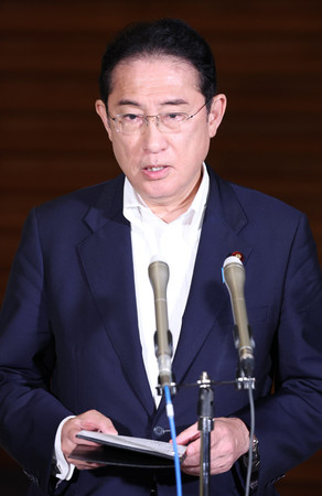 記者団の質問に答える岸田文雄首相＝３１日午後、首相官邸