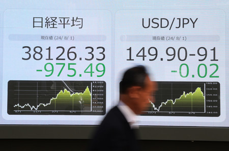 日経平均株価の終値と円相場を示すモニター＝１日午後、東京都中央区