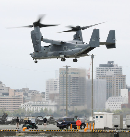 米軍施設を離陸する米空軍の輸送機ＣＶ２２オスプレイ＝２０１８年４月、横浜市