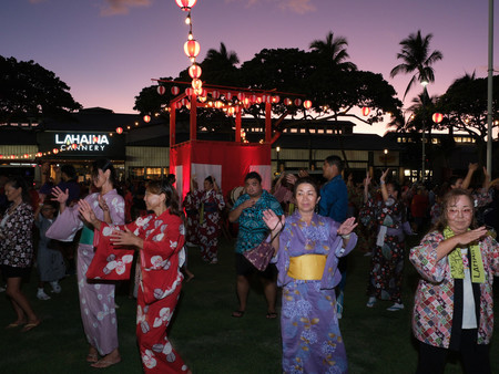 １０日、米ハワイ州マウイ島西部ラハイナで開かれた３寺院合同の盆踊り