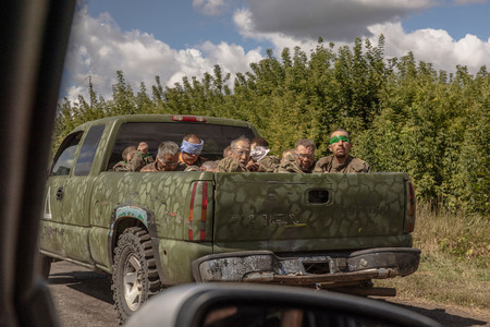 ロシアとの国境地帯から、ロシア軍の制服を着た捕虜を乗せて来たウクライナ軍の車両＝１３日、ウクライナ北東部スムイ（ＡＦＰ時事）