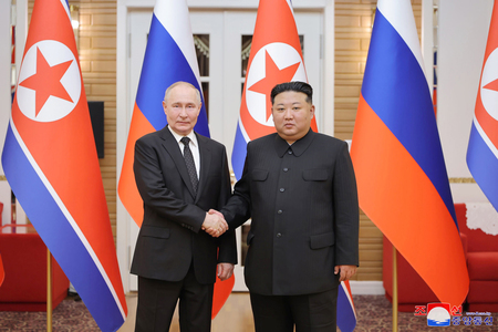 ロシアのプーチン大統領（左）と北朝鮮の金正恩朝鮮労働党総書記＝６月１９日、平壌（朝鮮通信・時事）