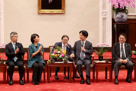 ２０日、台北の総統府で自民党青年局の鈴木貴子局長（左から２人目）らと面会する台湾の頼清徳総統（右から２人目）（総統府提供）