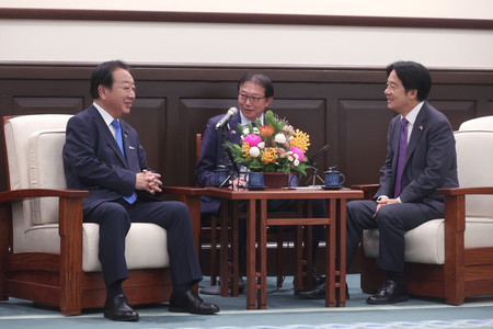 ２１日、台北市の台湾総統府で、頼清徳総統（右）と会談する野田佳彦元首相（総統府提供・時事）