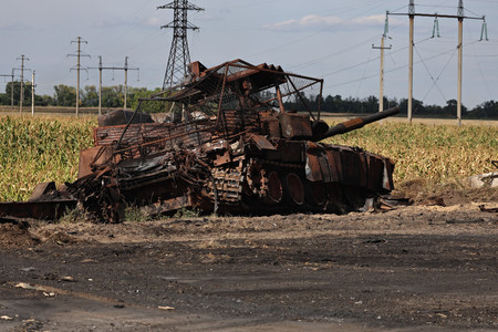 ウクライナ軍による越境攻撃で破壊された戦車＝１６日、ロシア西部クルスク州スジャ郊外（ＡＦＰ時事）