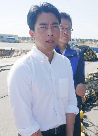 記者団の取材に応じる自民党の小泉進次郎元環境相＝２３日、石川県輪島市