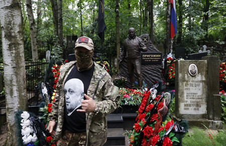 ２３日、ロシア北西部サンクトペテルブルクにある民間軍事会社「ワグネル」創設者プリゴジン氏の墓（ＥＰＡ時事）