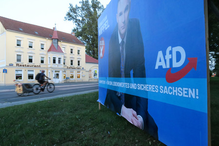 ドイツ極右政党「ドイツのための選択肢（ＡｆＤ）」の選挙集会が開かれたレストランの前に掲示されたビッペル州議のポスター＝１３日、独東部ザクセン州ゲルリッツ