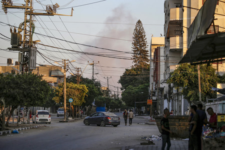 ２４日、イスラエルの軍事作戦が続く中、パレスチナ自治区ガザ中部で上る煙（ＥＰＡ時事）