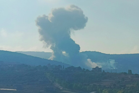 ２５日、レバノン南部の対イスラエル国境近くの村で、イスラエル軍の空爆後に上がる煙（ＡＦＰ時事）