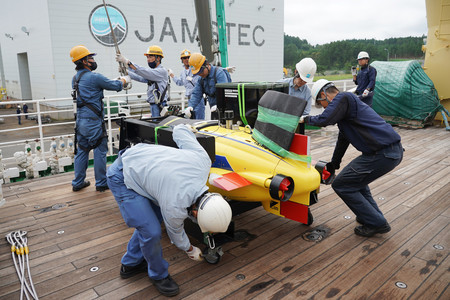 海洋地球研究船「みらい」に積み込まれる研究・実験用の機材＝２６日、青森県むつ市関根浜港