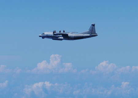 日本の領空を侵犯した中国軍のＹ９情報収集機＝２６日（防衛省統合幕僚監部提供）