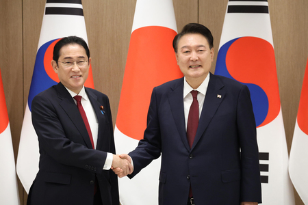 岸田文雄首相（左）と韓国の尹錫悦大統領＝５月２６日、韓国・ソウルの大統領府