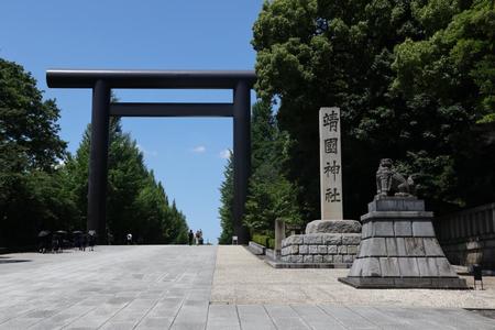 靖国神社の石柱と鳥居など