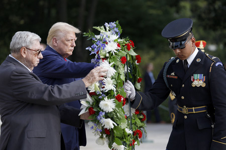 カブール空港自爆テロの犠牲者追悼式典で献花するトランプ前米大統領（中央）＝２６日、ワシントン郊外（ＡＦＰ時事）