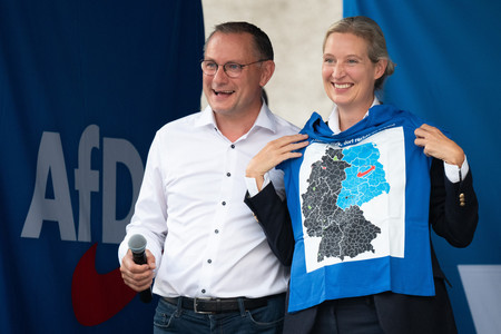 極右政党「ドイツのための選択肢（ＡｆＤ）」の共同党首を務めるワイデル氏（右）とクルパラ氏＝８月３０日、東部ザクセン州ゲルリッツ（ｄｐａ時事）