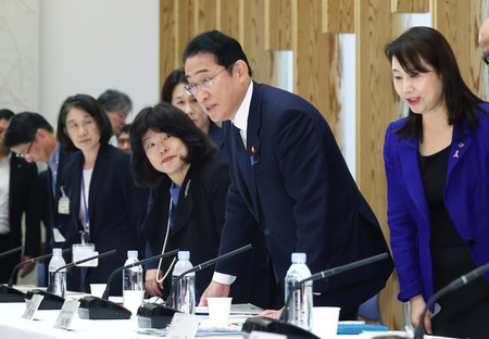 女性の職業生活における活躍推進プロジェクトチームに臨む岸田文雄首相（右から２人目）＝２日午後、首相官邸