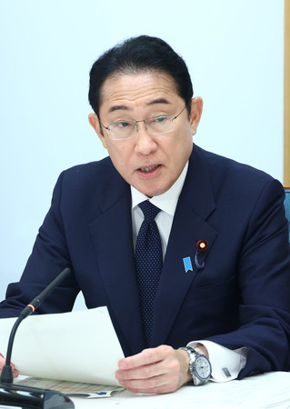 女性の職業生活における活躍推進プロジェクトチームで発言する岸田文雄首相＝２日午後、首相官邸