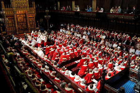 議会に集まった英貴族院の議員ら＝７月１７日、ロンドン（ＡＦＰ時事）