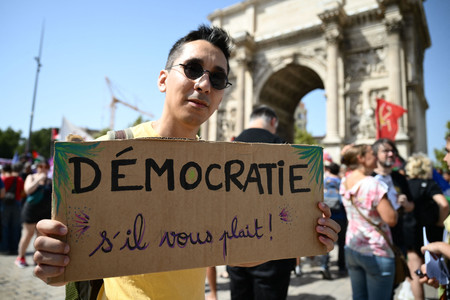 ７日、フランス南部マルセイユで、バルニエ氏の首相任命に抗議するデモの参加者（ＡＦＰ時事）