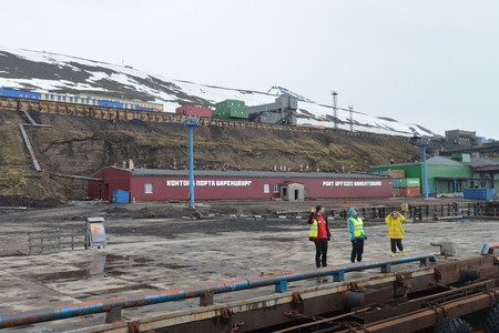 港で訪問者を見送る住民＝６月５日、ノルウェー領スバルバル諸島バレンツブルク