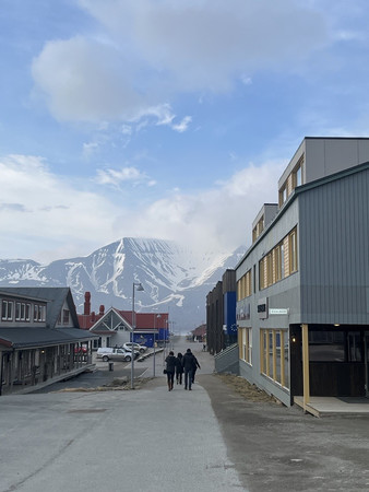 ノルウェー領スバルバル諸島ロングイヤービンの街並み＝６月５日