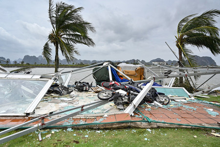 ８日、ベトナム北部ハロン湾岸で、台風１１号で吹き飛ばされたバイクと破壊された待合所（ＡＦＰ時事）