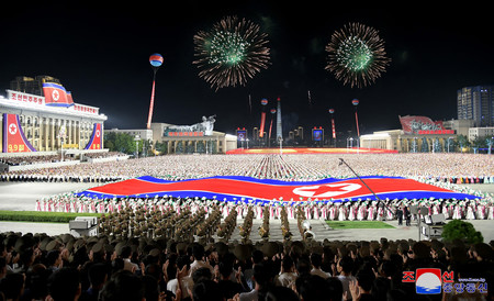 ８日、平壌の金日成広場で開かれた建国７６年の祝賀行事（朝鮮中央通信提供）（ＡＦＰ時事）