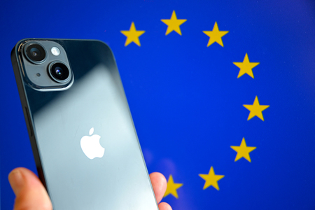 米アップルのスマホ。背景は欧州連合（ＥＵ）のシンボル（ＡＦＰ時事）