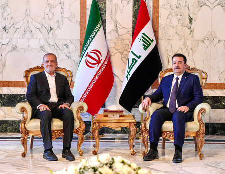 １１日、バグダッドで写真撮影に応じるイランのペゼシュキアン大統領（左）とイラクのスダニ首相（イラク首相府提供）（ＥＰＡ時事）