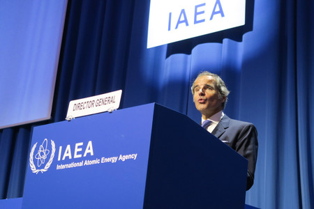 国際原子力機関（ＩＡＥＡ）の年次総会で演説するグロッシ事務局長＝１６日、ウィーン