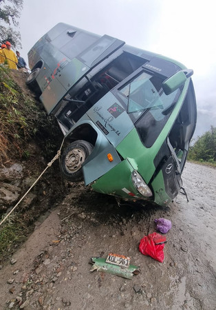 １６日、ペルーの世界遺産マチュピチュ遺跡付近で転落したバス（ペルー国家警察提供・時事）