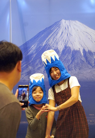 ２２日、ソウルで開かれた「日韓交流おまつり」で、富士山のかぶり物を着けて記念撮影する来場者